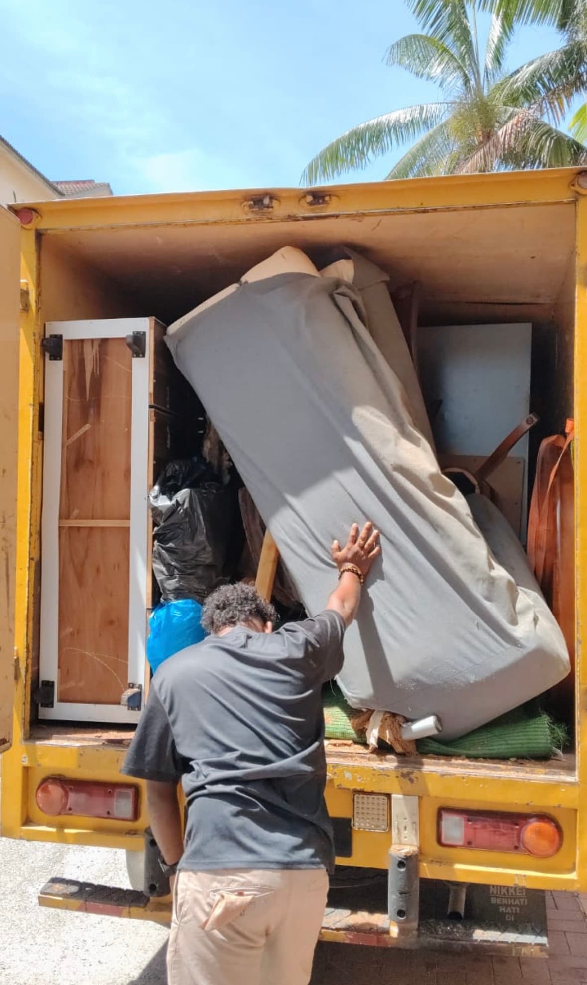 Got Sampah team loading old furniture onto the truck